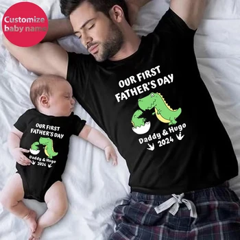 Смешно име по избор Нашият първи ден на бащата Семейство съвпадение ризи персонализирани динозавър татко и бебе тениска гащеризон нов татко подаръци