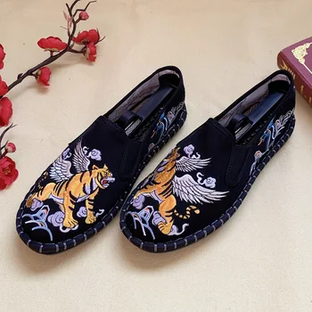 Платнени обувки за мъже Vulcanize обувки дизайн Китай стил бродерия стари Пекин плат обувки мъжки с цветни маски и ханфу стил