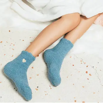 Дишаща мека момичета сладка любов бродерия плътен цвят сладък етаж чорапи корал руно чорапи средата тръба чорапи женски трикотаж